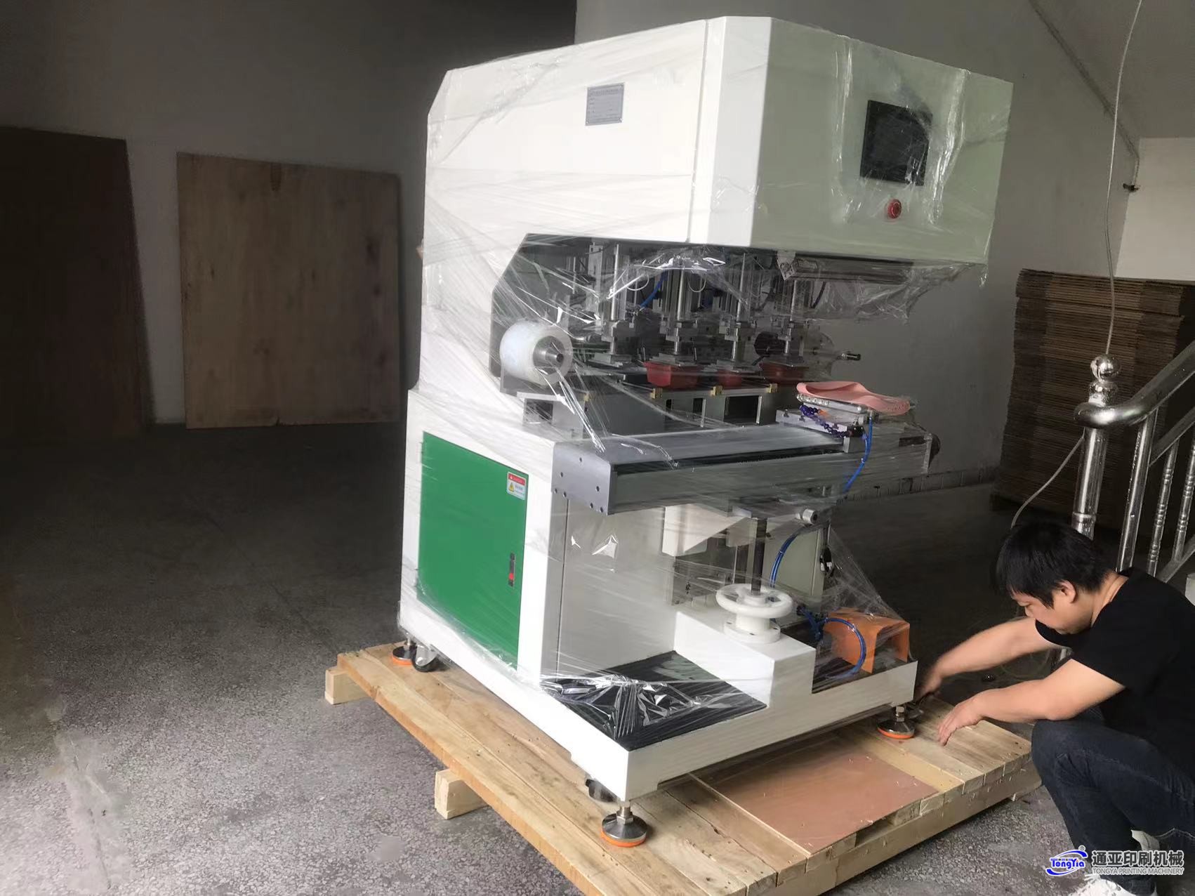 TY-150SD4SC伺服独立胶头四色穿梭移印机